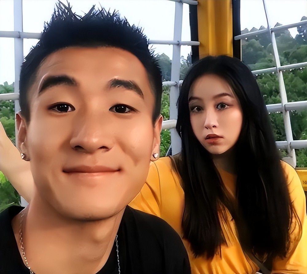 在对法兰克福的比赛中，他在无人阻拦的情况下带球奔跑都能趟得太大，这就是球队被进第四球的原因。